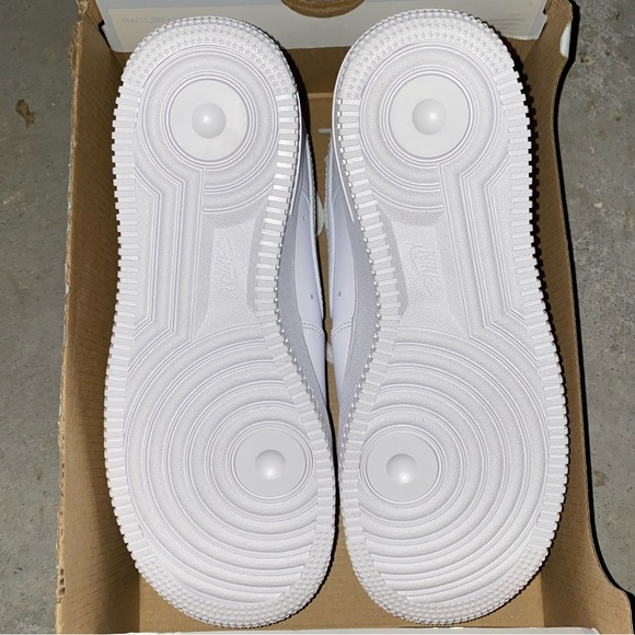 Women’s Nike Air Force 1 ‘07 Triple White - Picture 3 of 3